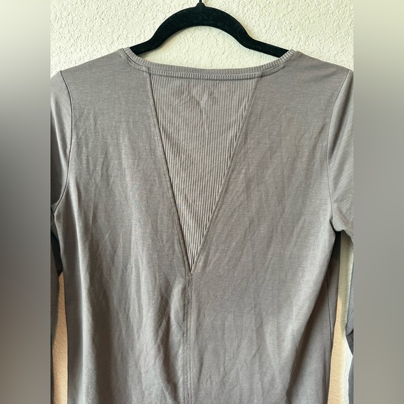 Athleta Size Women's Light Gray Long Sleeve Tee - Picture 6 of 10
